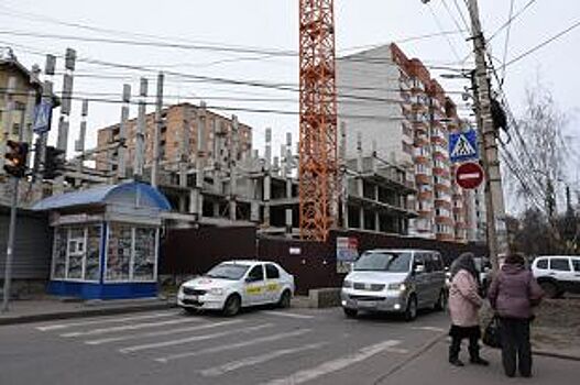 В Курске застройщика принуждают демонтировать опасный строительный кран