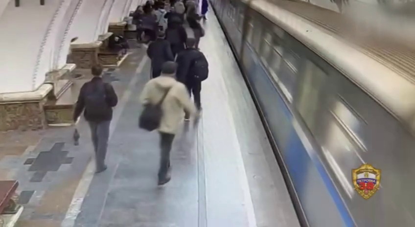 На станции метро Арбатская женщина толкнула знакомого на прибывающий поезд