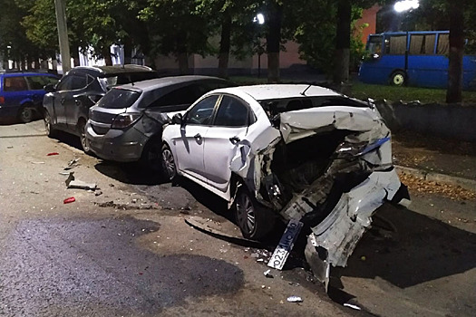 В припаркованные у ДК молодежи авто влетела Газель