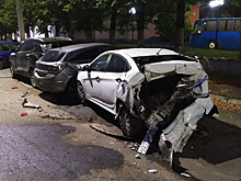 В припаркованные у ДК молодежи авто влетела Газель