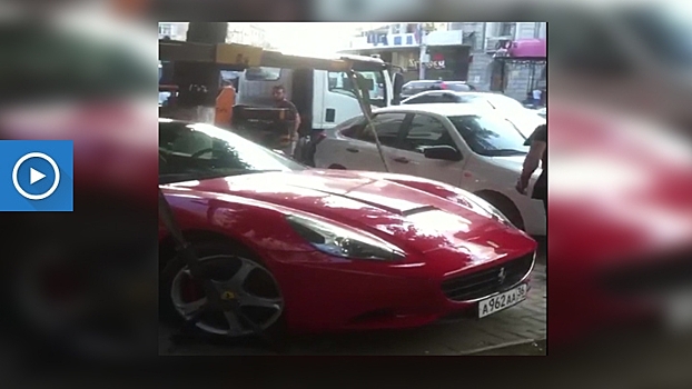 Эвакуация Ferrari за 16 млн рублей в центре Воронежа попала на видео