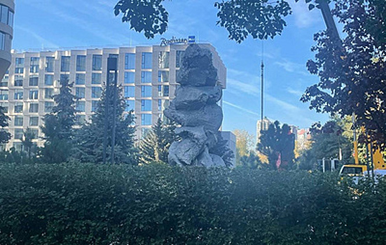 На Ленинском проспекте в Москве завершили установку "Большой глины №4"