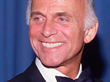 Умер американский актер Гэвин МакЛауд