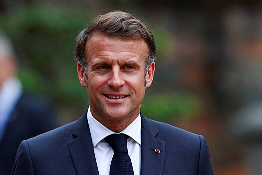 Макрон прогулялся в одиночестве