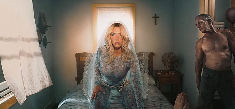 Певица Кеша поучаствовала в откровенной съемке для журнала