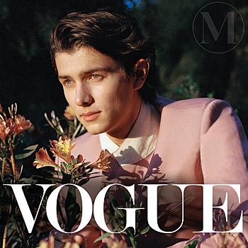 Готовьте ваши сердечки: 22-летний датский принц Николай появился в розовом пиджаке Dior на обложке Vogue