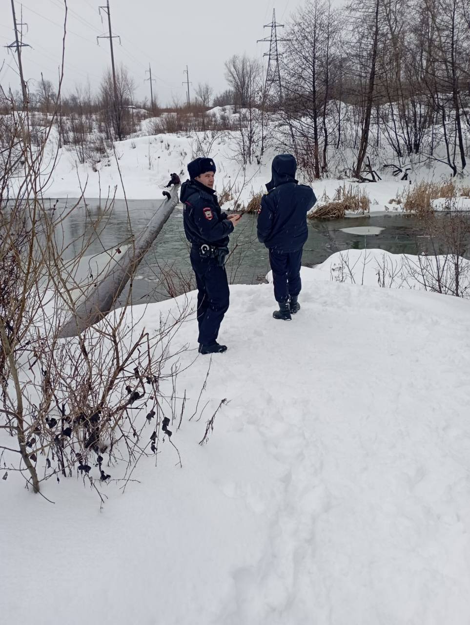 Сотрудники полиции Бузулука спасли упавшего в реку мужчину