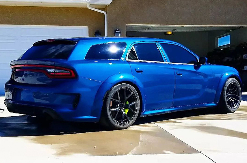 Эффектный масл-седан Dodge Charger он превратил в универсал, вварив заднюю часть крыши от родственной модели Dodge Magnum, производство которой свернули ещё в 2008 году. Но это проще сказать, чем сделать: хотя сходство есть, в подгонке нуждался едва ли не каждый миллиметр. Чтобы сделать из своего творения Hellcat, Дейв воткнул под капот компрессорный V8 6.2 «Hellcat» мощностью 717 сил. Причём силовой агрегат он снял с Jeep Grand Cherokee Trackhawk, а не с близкородственных седанов или купе Dodge. Зачем? Чтобы был полный привод! Минувшим летом он наконец-то завершил свой проект. Посмотреть за многосерийной эпопеей можно на его канале.