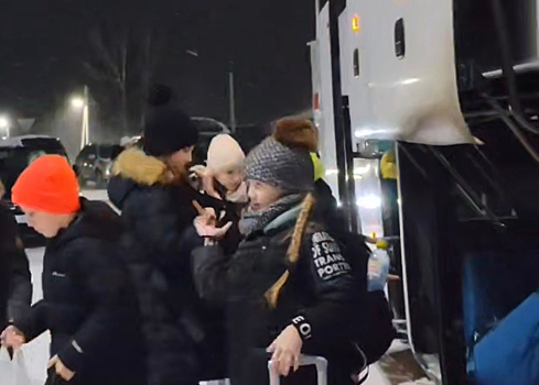 В метель кузбасские инспекторы помогли детям попасть на поезд