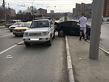 Не успевший затормозить водитель BMW устроил аварию на перекрёстке Кошурникова и Фрунзе