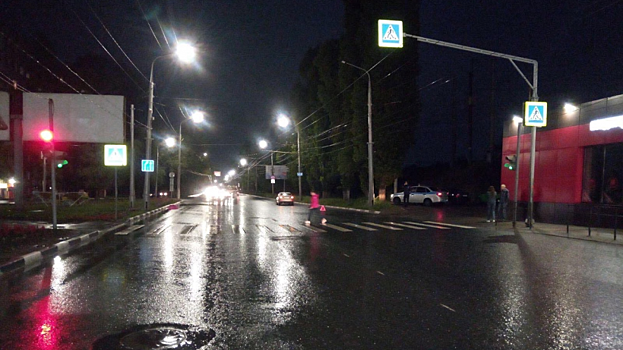 На пешеходном переходе в Саратове водитель иномарки сбил молодого мужчину