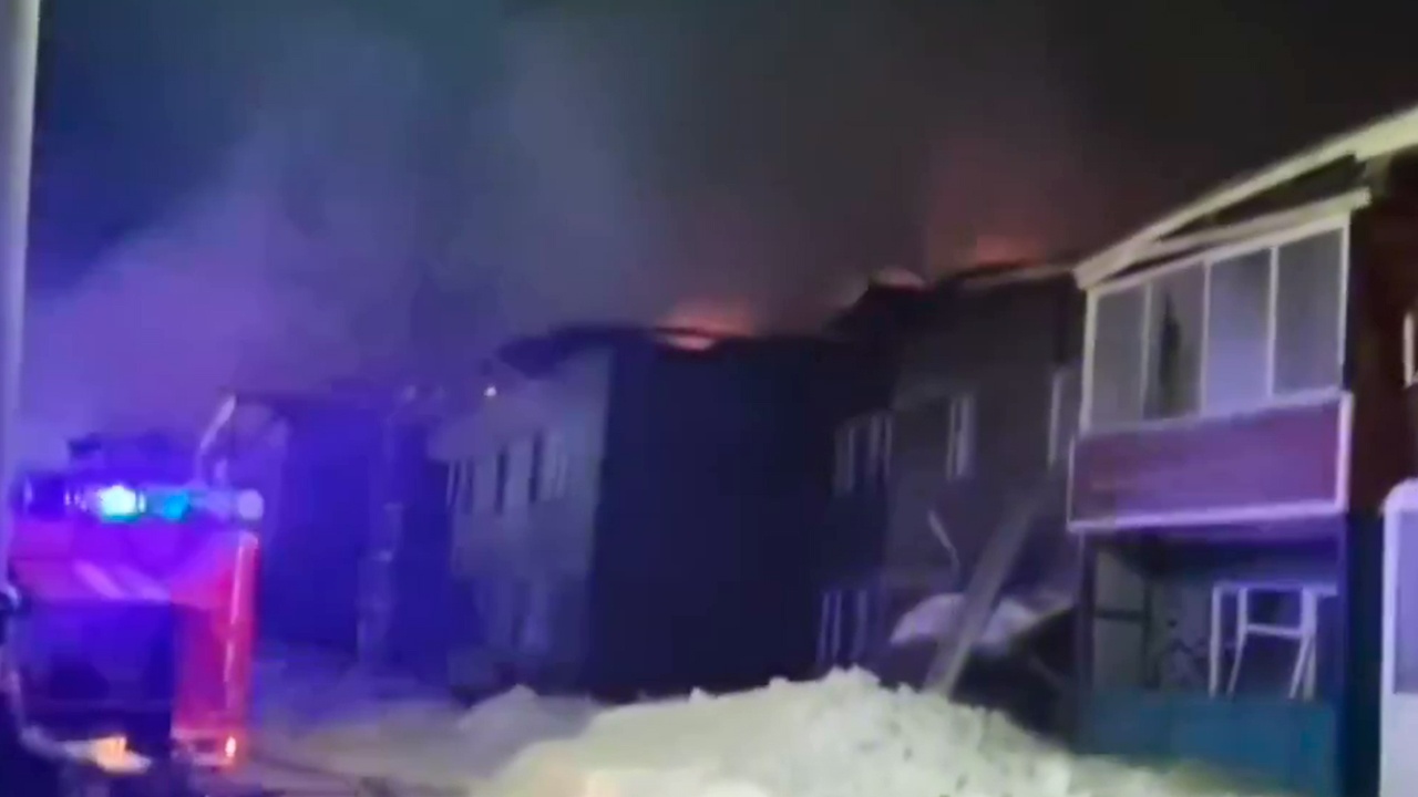 В Бурятии огонь охватил два многоквартирных дома