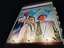 В Иркутской области появилось шикарное граффити с кадром из кино «Любовь и голуби»