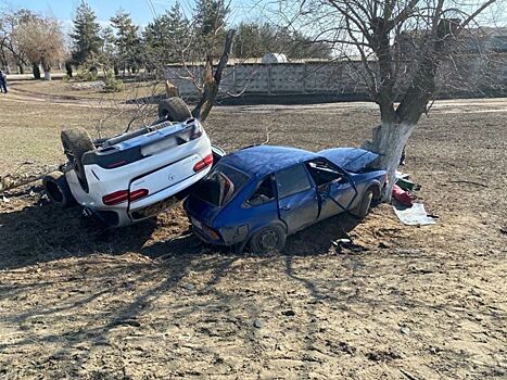 На трассе под Волгоградом &quot;Mercedes-Benz GL &quot; снёс &quot;Москич&quot;