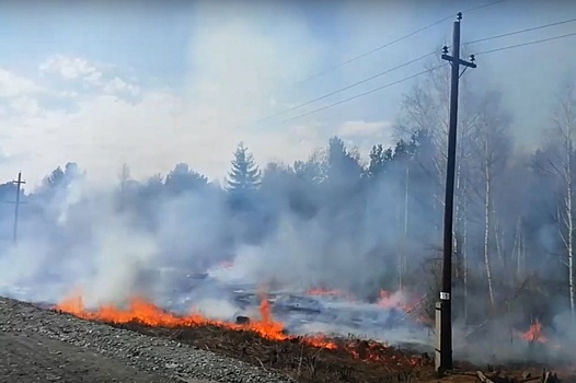 Средний Урал в огне: пламя окружает города и подбирается к автозаправкам