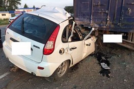 В Новосибирске военный тягач раздавил машину