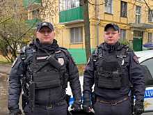 Столичные полицейские оказали помощь жильцам многоквартирного дома во время возгорания