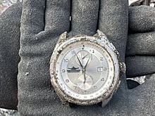 Поисковики показали найденные в зоне СВО часы погибшего летчика