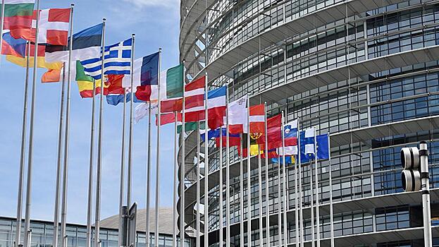 Европарламент принял резолюцию о сертификатах для вакцинированных от коронавируса