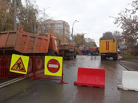 Воду дали: рабочие отремонтировали трубу в районе автостанции «Аврора»