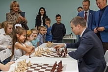 Владимир Панов сыграл в шахматы с воспитанниками клуба «Лидер»