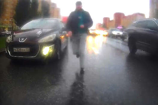 Тюменцы-лихачи напали на водителя с ребенком и попали на видео