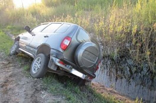 Под Ярославлем перевернулся автомобиль «Нива Шевроле»