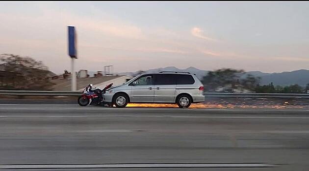 Автовладелец лишил мотоциклиста байка и несколько километров транспортировал его по трассе