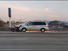 Автовладелец лишил мотоциклиста байка и несколько километров транспортировал его по трассе