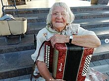 Пользователи интернета нашли гармонь 90-летней бабушке, играющей на улицах Барнаула