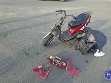 В Волжском районе госпитализировали водителя скутера, не имевшего прав