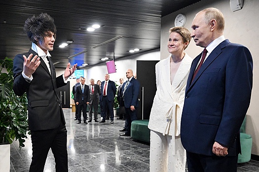 Путин похвалил архитектора в "Сириусе" и пошутил о его прическе