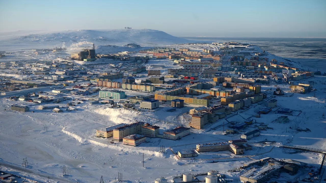 В Анадыре из-за сильной пурги со зданий сорвало крыши