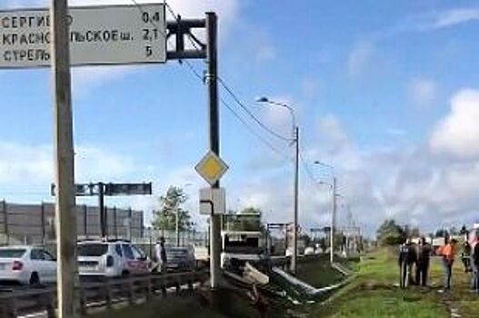 На Волхонском шоссе в Петербурге столкнулись два грузовика