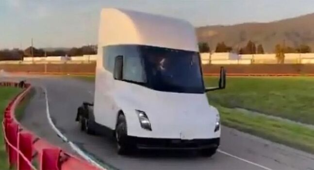 Посмотрите, как электрический грузовик Tesla Semi наматывает круги по треку