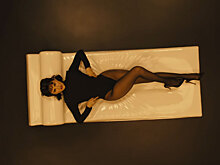 Селена Гомес выпустила ретроклип на песню In the Dark