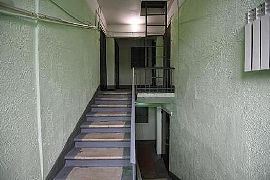 Россиянам напомнили о запрете хранения личных вещей в подъезде