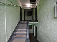 Россиянам напомнили о запрете хранения личных вещей в подъезде