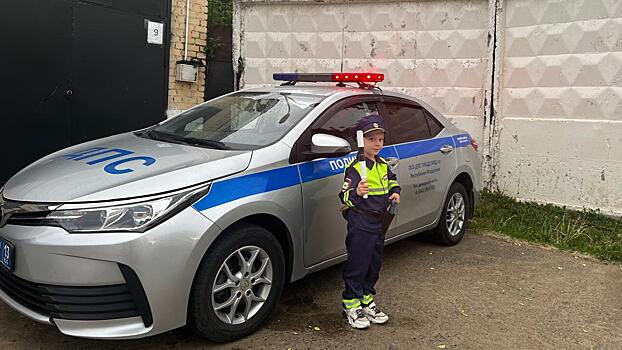 В Мордовии сотрудники Госавтоинспекции исполнили заветную мечту 6-летнего мальчика