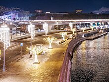 Набережные Москвы украсили к новогодним и рождественским праздникам