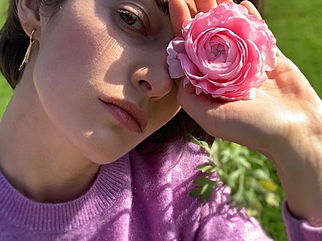 «Притворяюсь майской розой»: избранница Козловского Зуева показала цветущее фото без мейкапа