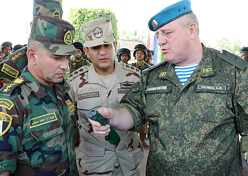 В рамках тактического учения “Защитники дружбы - 2021” российские и египетские десантники провели первое совместное занятие по воздушно-десантной подготовке