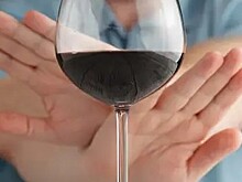 Нарколог Петров рассказал о плюсах и минусах отказа от алкоголя