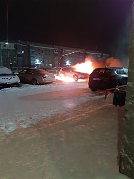 На улице Транспортной в Ноябрьске сгорели три автомобиля