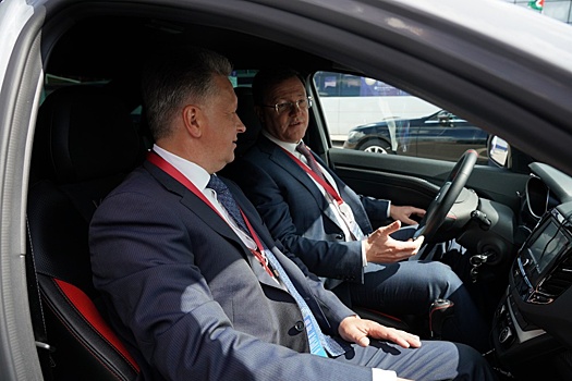 Самарский губернатор предложил пересадить чиновников на новые Lada Vesta. На каких автомобилях они ездят сейчас?