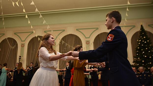 30 пар кружились в исторических танцах на Новогоднем кадетском балу в Вологде