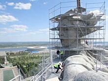 Работа под натиском ветра. Как в Волгограде ремонтируют Родину-мать?