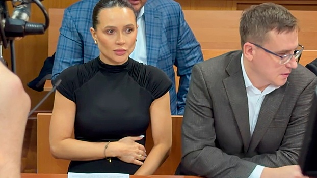 Беременная Лерчек приехала на заседание суда вместе с отцом ребенка