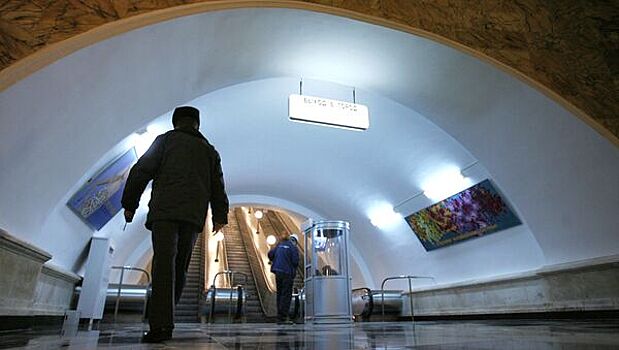Мужчина выжил после падения под поезд на станции метро "Кузнецкий мост"
