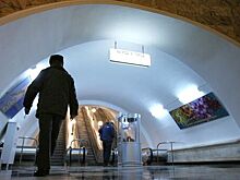 Мужчина выжил после падения под поезд на станции метро "Кузнецкий мост"